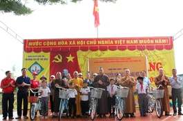 Đắk Nông: Tặng quà đến các em học sinh, đồng bào dân tộc nghèo 