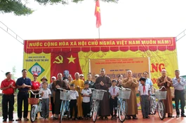 Đắk Nông: Tặng quà đến các em học sinh, đồng bào dân tộc nghèo 