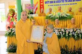 Đại đức Thích Trí Thuận trao quyết định bổ nhiệm trụ trì chùa An Phước đến Sư cô Thích nữ Trung Đăng