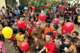 Các em nhỏ bản Sài Khao vui hội Trung thu