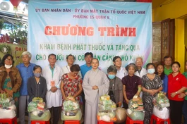 Trao quà đến bà con có hoàn cảnh khó khăn trên địa bàn P.15, Q.8, TP.HCM