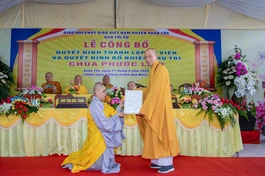 Thượng tọa Thích Huệ Khai trao quyết định bổ nhiệm trụ trì chùa Phước Liên đến Sư cô Thích nữ Diệu Liên