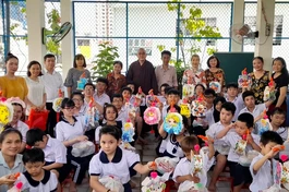 Trao quà đến các em học sinh Trường Hy Vọng (Q.8, TP.HCM)