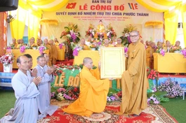 Hòa thượng Thích Châu Quang trao quyết định bổ nhiệm trụ trì chùa Phước Thành đến Đại đức Thích Giác Hồng