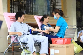 Người dân tham gia hiến máu nhân đạo tại chùa Vạn Đức