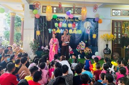 Các em thiếu nhi chùa Phước Ân giao lưu cùng chú Cuội, chị Hằng