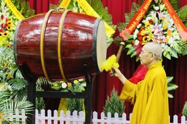 Trưởng lão Hòa thượng Thích Quang Nhuận đánh trống khai giảng năm học mới 2023-2024