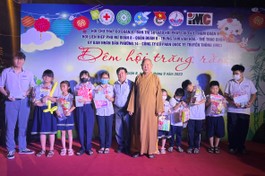 Ban Trị sự GHPGVN Q.8 và các tự viện trên địa bàn quận tổ chức Đêm hội Trăng rằm cho thiếu nhi