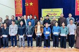 Ban Từ thiện xã hội GHPGVN tỉnh Thanh Hóa trao quà bà con vùng lũ