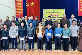 Ban Từ thiện xã hội GHPGVN tỉnh Thanh Hóa trao quà bà con vùng lũ