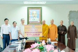 Thượng tọa Thích Tâm Định trao bảng tượng trưng ủng hộ số tiền 150 triệu đồng