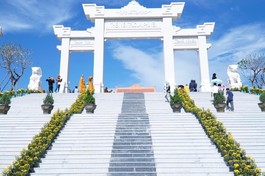 Cổng Tam quan thiền viện Trúc Lâm Phú Yên - Ảnh: Chánh Phúc Đạt