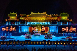 Trình diễn múa "Lục cúng hoa đăng" trước Ngọ môn, Hoàng cung Huế - Ảnh: Lê Đình Hoàng