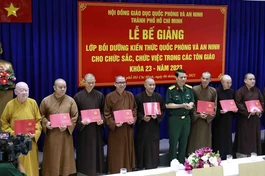 Đại tá Nguyễn Công Anh, Phó Chính ủy Bộ Tư lệnh TP.HCM trao Giấy chứng nhận đến các học viên tham gia lớp bồi dưỡng