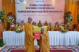 Thượng tọa Thích Thiện Quý trao quyết định bổ nhiệm trụ trì tịnh xá Ngọc Phú (Q.Tân Bình, TP.HCM) đến Sư cô Thích nữ Tùng Liên