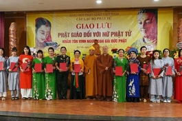 Tặng hoa, quà lưu niệm đến các nữ Phật tử tiêu biểu của Câu lạc bộ Phật tử Quán Sứ