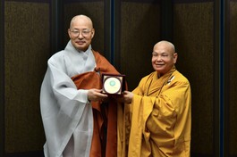 Hòa thượng Chủ tịch Hội đồng Trị sự GHPGVN tặng quà lưu niệm đến Hòa thượng Jinwoo, Chủ tịch tông Tào Khê 