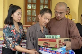 Chùa Đức Hậu trao quà đến người khiếm thị