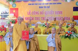 Thượng tọa Thích Minh Vũ, Phó ban Trị sự kiêm Trưởng ban Hoằng pháp GHPGVN tỉnh Bình Dương trao quyết định bổ nhiệm trụ trì chùa Pháp Hoa đến Sư cô Thích nữ Tuệ Hiếu