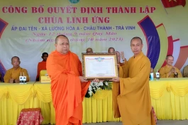 Đại diện Ban Trị sự GHPGVN tỉnh Trà Vinh trao quyết định thành lập chùa Linh Ứng đến Ban Trị sự GHPGVN H.Châu Thành