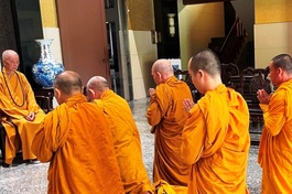 Đại diện hệ phái Khất sĩ đảnh lễ, trình lên Đức Pháp chủ GHPGVN về chương trình Đại lễ Kỷ niệm 100 năm ngày sinh của Tổ sư Minh Đăng Quang (1923-2023)