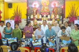 Trao quà đến bà con khiếm thị