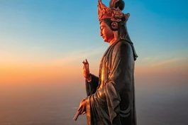 Quán Thế Âm là vị Bồ-tát thành danh hay mang tên gọi từ chính pháp môn mà Ngài tu tập: pháp môn lắng nghe, tư duy và hành động