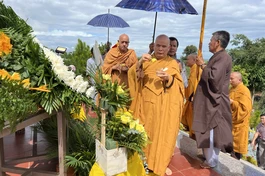 Chư tôn đức cử hành nghi thức sái tịnh quanh khu vực tôn tượng Bồ-tát Quán Thế Âm