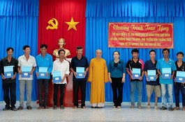 Hòa thượng Thích Trí Minh trao thẻ bảo hiểm đến bà con khó khăn tại H.Cầu Kè, Trà Vinh