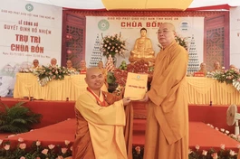Hòa thượng Thích Thanh Nhiễu trao quyết định bổ nhiệm trụ trì chùa Bốn đến Đại đức Thích Tâm Duệ