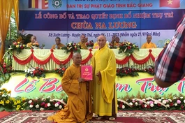 Hòa thượng Thích Thiện Văn, Trưởng ban Trị sự GHPGVN tỉnh Bắc Giang trao quyết định bổ nhiệm trụ trì chùa Na Lương đến Đại đức Thích Minh Ngộ