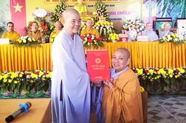 Ni trưởng Thích Đàm Hòa, Phó Trưởng ban Trị sự GHPGVN tỉnh Thanh Hóa trao quyết định bổ nhiệm trụ trì chùa Chiếu Bạch đến Sư cô Thích nữ Nguyên Chánh