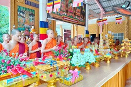 Chư Tăng tụng kinh chúc phúc lành đến các Phật tử