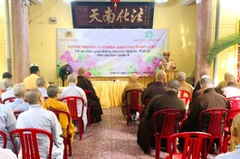 Quang cảnh buổi tuyên truyền, phổ biến pháp luật về an toàn giao thông cho Tăng Ni, Phật tử trên địa bàn Q.8, TP.HCM tại chùa Long Hoa