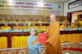Thượng tọa Thích Thiện Quý, Phó Trưởng ban kiêm Chánh Thư ký Ban Trị sự GHPGVN TP.HCM trao quyết định bổ nhiệm trụ trì chùa Từ Hạnh đến Ni sư Thích nữ Như Liễu
