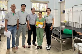 Ban Điều hành TNV Đội máu sống Gia đình Phật tử Đà Nẵng trao tịnh tài hỗ trợ huynh trưởng khó khăn