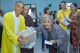 Một cụ già ở xã Phú Xuân, H.Phú Vang nhận quà từ chương trình từ thiện "Mãi yêu thương"