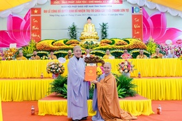 Ni trưởng Thích Đàm Hòa trao quyết định bổ nhiệm trụ trì chùa Cây Trôi đến Sư cô Thích nữ Tuệ Khánh