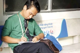 Sư chú Thích Từ Viên khi còn là thầy giáo, đang xem lại bài kiểm tra của học sinh trong giờ giải lao tiết học