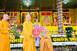 Thượng tọa Thích Tỉnh Cường trao quyết định bổ nhiệm trụ trì chùa Minh Đức (H.Phú Riềng, Bình Phước) đến Sư cô Thích nữ Chúc Hương