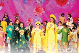 Hơn 100 bạn khiếm thị tham gia biểu diễn kỷ niệm 25 năm thành lập Thư viện sách nói Hướng Dương - Ảnh: Như Danh