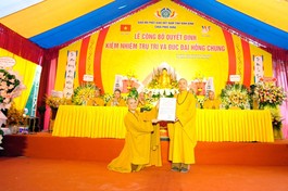 Thượng tọa Thích Minh Quang trao quyết định kiêm nhiệm trụ trì chùa Phúc Hưng đến Đại đức Thích Minh Tuệ