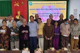 Đoàn trao 150 phần quà đến các hộ nghèo tại P.Hương Vân, TX.Hương Trà, Thừa Thiên Huế