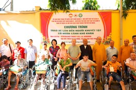 105 chiếc xe lăn và các phần quà được trao đến người khuyết tật có hoàn cảnh khó khăn
