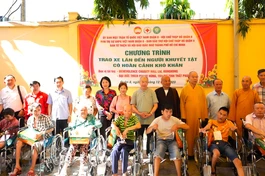 105 chiếc xe lăn và các phần quà được trao đến người khuyết tật có hoàn cảnh khó khăn