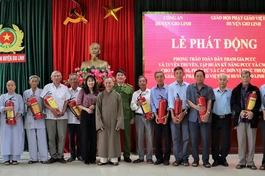 Hỗ trợ bình chữa cháy xách tay cho đại diện các tự viện trên địa bàn H.Gio Linh, Quảng Trị