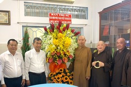 Ban Trị sự GHPGVN Q.8 tặng hoa chúc mừng Giáng sinh 2023 tại giáo xứ Bình An