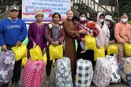 Trao quà đến hộ nghèo trên địa bàn xã A Roàng, H.A Lưới, Thừa Thiên Huế