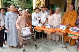 Bình Thuận: Ban Từ thiện xã hội Phật giáo tỉnh tặng quà người dân tại miền Trung