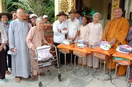 Bình Thuận: Ban Từ thiện xã hội Phật giáo tỉnh tặng quà người dân tại miền Trung